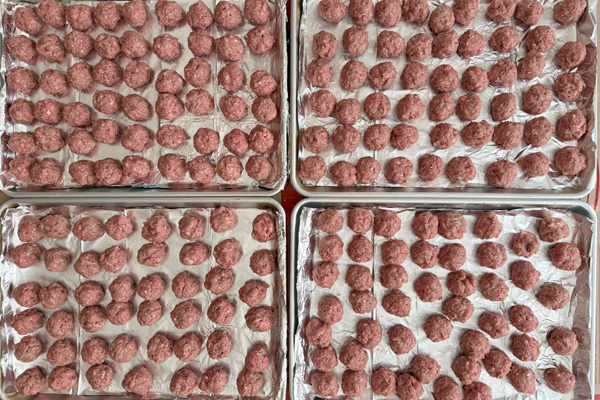 beef meatball 1: ratio per pound of ground beef: 1 tsp salt, 1 tsp black pepper, half medium onion, 1 tbsp starch. Roll to golf-ball size.