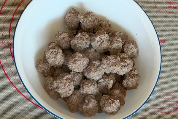 beef meatball 2: add to pot when water not hot yet. cook until all meatball seems floating to surface, about 2 minute after start boiling.