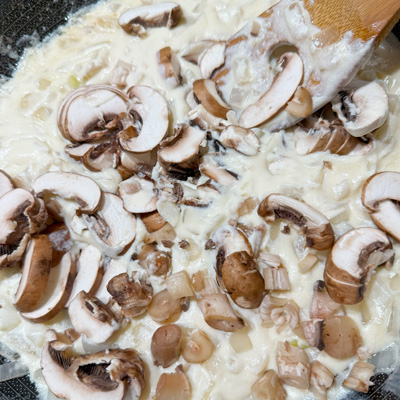 Alfredo Pasta Sauce: add mushroom, cream, milk, starched water, flour.
